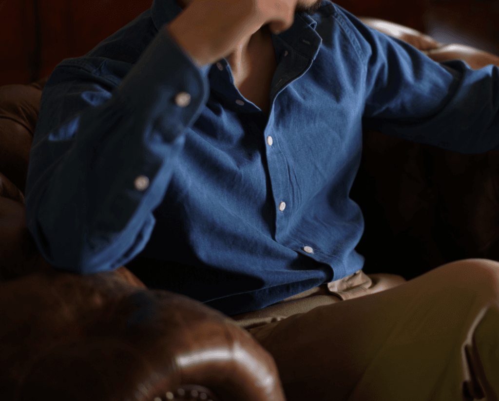 青年布1 a male model in chambray fabric shirt ,very stylish